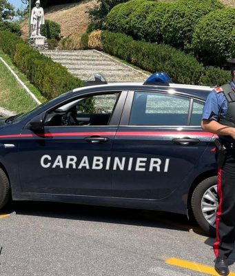 Chiama il 112 e denuncia una finta lite, poi aggredisce i Carabinieri