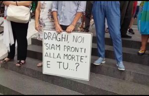 Migliaia di No-Vax in Piazza Vittoria al grido di “Libertà!”