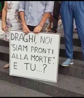 Migliaia di No-Vax in Piazza Vittoria al grido di “Libertà!”