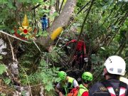 Cade e muore in montagna, compagna di escursione sotto shock