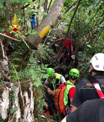 Cade e muore in montagna, compagna di escursione sotto shock