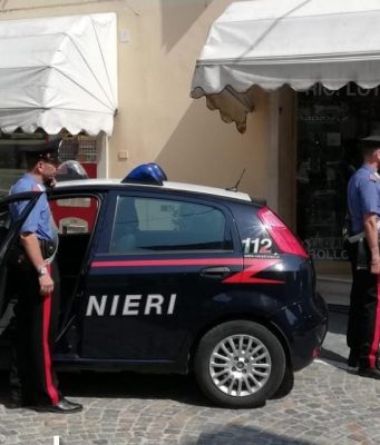Fuggono con i blocchetti di gratta e vinci, denunciati