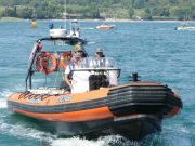 Si tuffa per salvare il figlio, ma non riemerge. Ricerche in corso