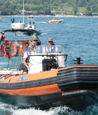 Si tuffa per salvare il figlio, ma non riemerge. Ricerche in corso