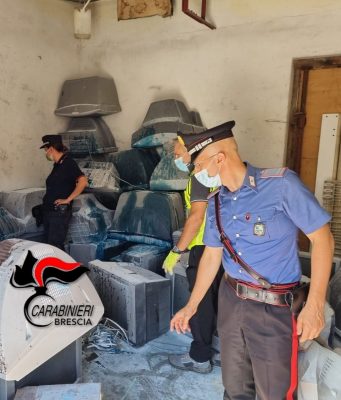 Gussago, lavatrici, auto, bombole Gpl in una discarica abusiva