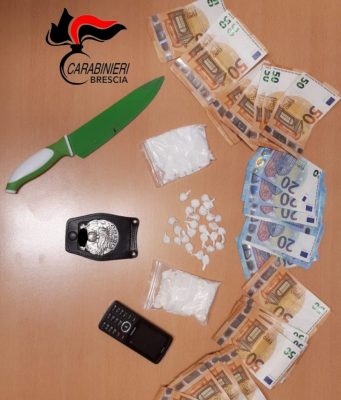 Tenta di accoltellare i Carabinieri. I militari gli sparano ad una gamba