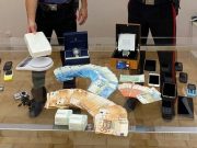 Un chilo di coca, orologi di lusso e 17.000 euro in contanti. Arrestati tre spacciatori