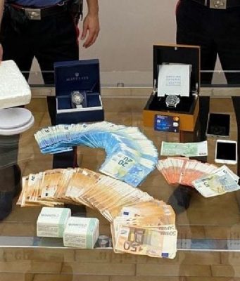 Un chilo di coca, orologi di lusso e 17.000 euro in contanti. Arrestati tre spacciatori