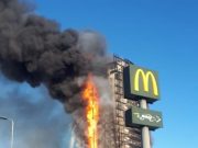 Milano, le fiamme divorano un palazzo di 15 piani