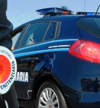Vandalizza le auto fuori dal carcere: arrestato