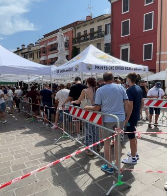 Lunghe code per la vaccinazione senza prenotazione a Desenzano