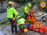 Cade da una balza, recuperata con l’elicottero