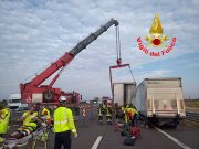 Scontro tra tir in A4, un morto. Le immagini