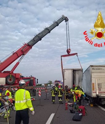 Scontro tra tir in A4, un morto. Le immagini