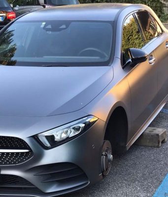 Con in un film, rubate le ruote di due auto