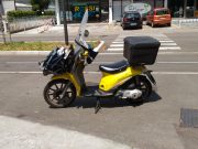 Minaccia il postino e gli ruba lo scooter di servizio