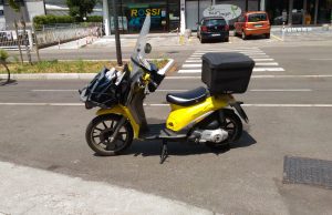 Minaccia il postino e gli ruba lo scooter di servizio