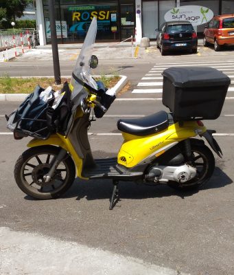 Minaccia il postino e gli ruba lo scooter di servizio