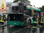 Autobus a metano in fiamme, nessun ferito