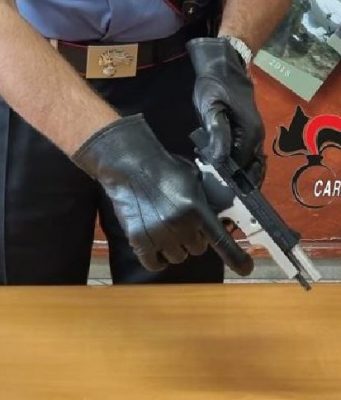 Fa una diretta Facebook con la pistola clandestina, arrivano i Carabinieri