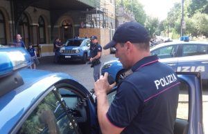 Nasconde l’hashish nei pantaloni, la i poliziotti lo vedono e lo denunciano