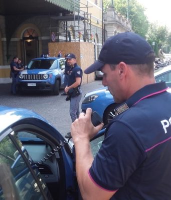 Nasconde l’hashish nei pantaloni, la i poliziotti lo vedono e lo denunciano