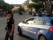Scappa dalla Polizia con un autostoppista a bordo, arrestato