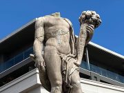 Decapitata la statua di piazza Mercato. Ritrovata la testa