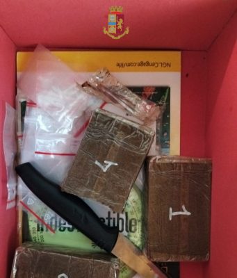 Minorenne con tre etti di hashish. Arrestato