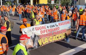 Cacciatori in assedio a Palazzo Lombardia