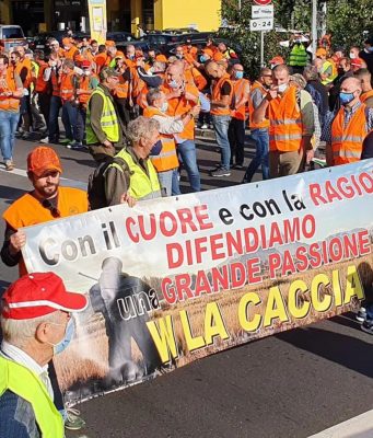 Cacciatori in assedio a Palazzo Lombardia