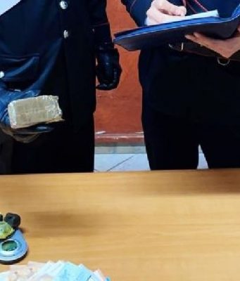 Rifiuta il test antridroga e aggredisce i Carabinieri