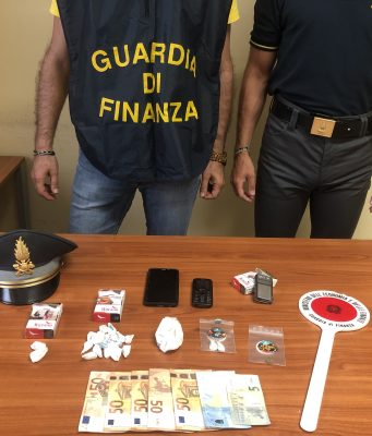 Ufficialmente turista, di fatto spacciatore. Preso ed espulso