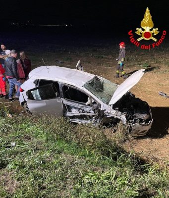 Sorpassano, si scontrano e si ribaltano nel campo. 4 ragazzi gravi