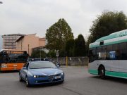 Aggredisce il conducente, poi beve e fuma sull’autobus