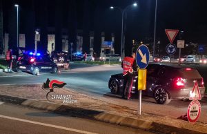 Guida ubriaco senza uno pneumatico, arrestato carabinieri-controlli-alcol-patenti