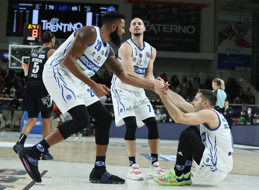 spirito di squadra dei giocatori della germani basket brescia