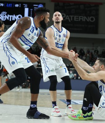 La Germani pronta ad accogliere la Virtus Bologna del bresciano Scariolo spirito di squadra dei giocatori della germani basket brescia