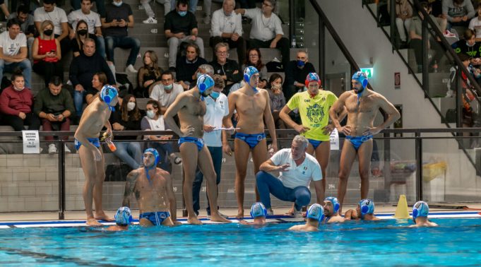 il gruppo dei giocatori dell'AN Brescia insieme a coach Bovo