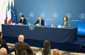 Verso il decreto: green pass di 6 mesi e terza dose dopo 4