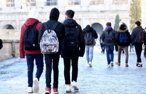 1.069 classi, poco più 11mila studenti a casa: dati in calo