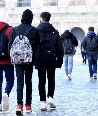 1.069 classi, poco più 11mila studenti a casa: dati in calo