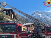 Tetto in fiamme a Ponte di Legno, nessun ferito