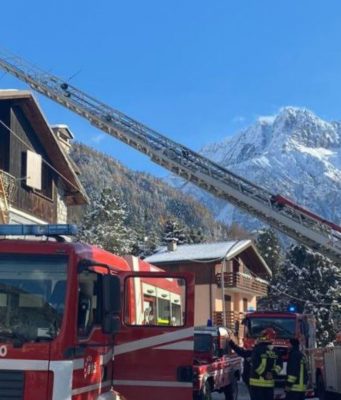 Tetto in fiamme a Ponte di Legno, nessun ferito