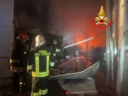Incendio in una ditta di Montichiari, per domarlo una notte di lavoro