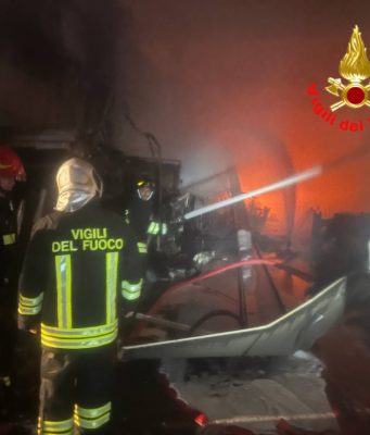 Incendio in una ditta di Montichiari, per domarlo una notte di lavoro