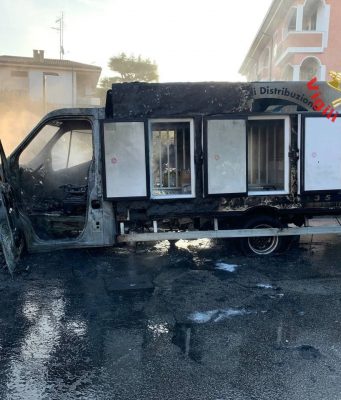Furgone divorato dalle fiamme, si indaga sulle cause