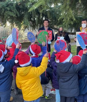 A Casazza i bimbi delle scuole donano i loro lavori per l’albero di Natale