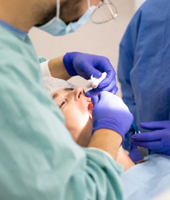 Medici no-vax: a Brescia sospesi 16 dentisti