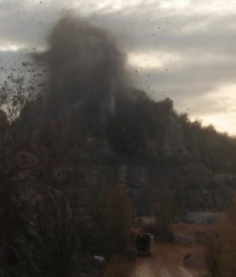 Esplosione in cava a Paitone. Pietre a centinaia di metri